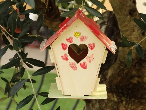 木にハートの穴が掛かっている木の鳥の家 — ストック写真