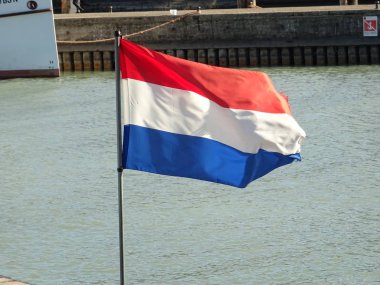 Deniz arka planda Hollanda Ulusal bayrağı