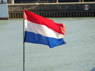 Hollanda bayrağı deniz arka plan üzerinde