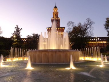 Çeşme önünde eski kale Milano gece / Castell