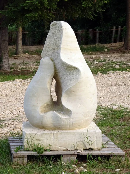 Abstrakcja Biały Kamień Kształt Sztuki Parku Miejskim — Zdjęcie stockowe