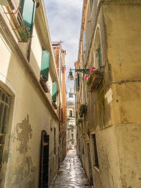 Italiaans Kerk Uitzicht Tussen Gebouwen — Stockfoto