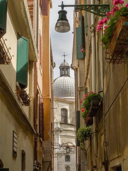 Smalle Italiaanse Straat Overdag — Stockfoto