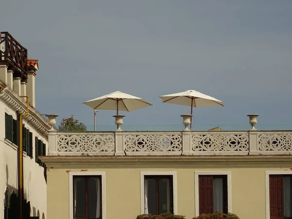 イタリア語建物のバルコニーに Sunshaders — ストック写真
