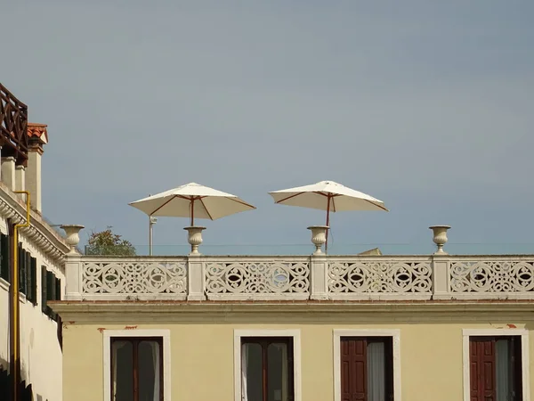 Sunshaders Balkóně Italské Budovy — Stock fotografie