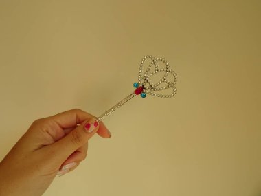 Dişi Elde Sihirli Değnek