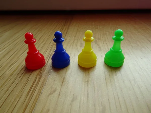 Parcheesi Spiel Vier Farbige Figuren Auf Einem Hölzernen Hintergrund — Stockfoto