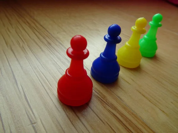 Parcheesi Spiel Vier Farbige Figuren Auf Einem Hölzernen Hintergrund — Stockfoto