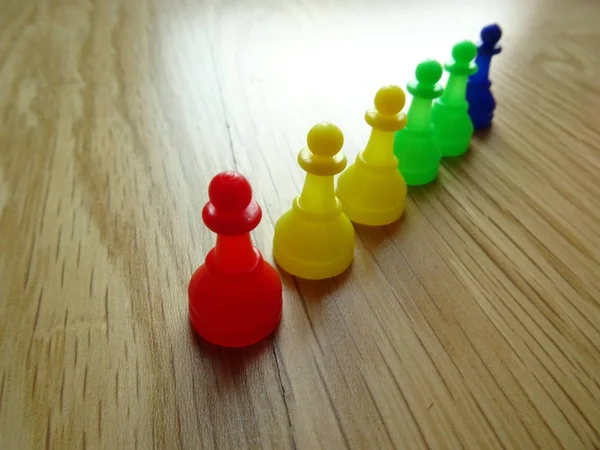 Parcheesi Spiel Vier Farbige Figuren Auf Einem Hölzernen Hintergrund — Stockfoto