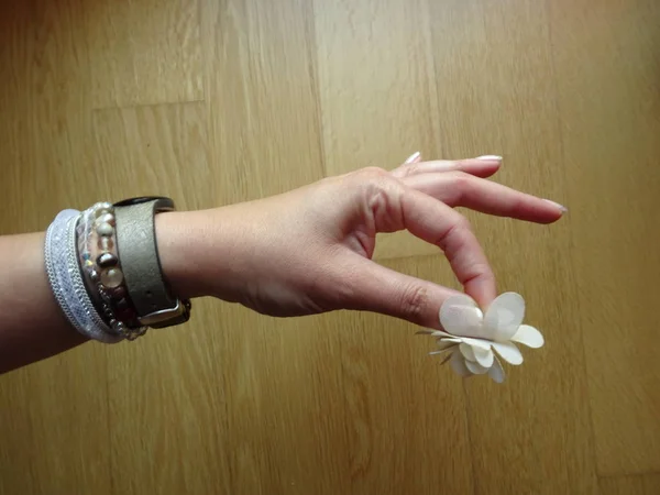 Acessório Flor Pequena Dedo Feminino — Fotografia de Stock