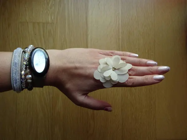 Μικρό Λουλούδι Δαχτυλίδι Ένα Γυναικείο Δάχτυλο — Φωτογραφία Αρχείου