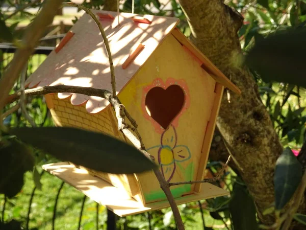 Trä Birdhouse Med Hjärtat Hål — Stockfoto