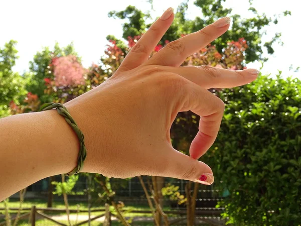 Pulseira Planta Uma Mão Feminina Mostrando Símbolo — Fotografia de Stock