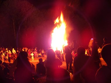 Zheravna, Bul halk kostüm Festival ateşi etrafında insanlar