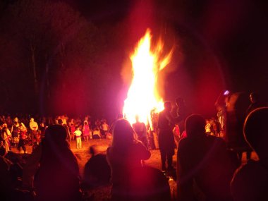 Zheravna, Bul halk kostüm Festival ateşi etrafında insanlar
