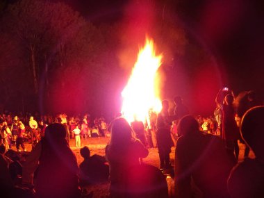 Zheravna, Bul halk kostüm Festival ateşi etrafında insanlar