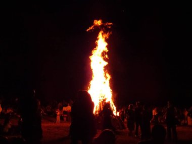 Zheravna, Bul halk kostüm Festival ateşi etrafında insanlar