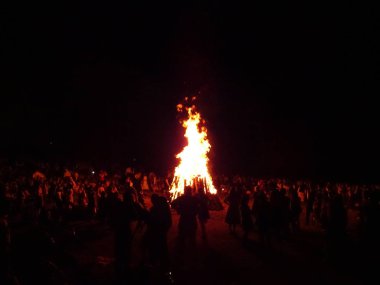 Zheravna, Bul halk kostüm Festival ateşi etrafında insanlar