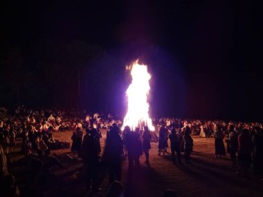 Zheravna, Bul halk kostüm Festival ateşi etrafında insanlar