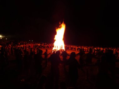 Zheravna, Bul halk kostüm Festival ateşi etrafında insanlar