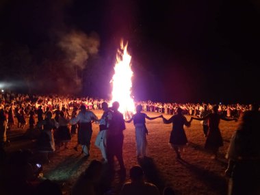 Zheravna, Bul halk kostüm Festival ateşi etrafında insanlar