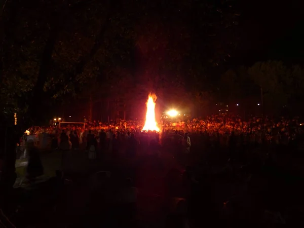 Mensen Rond Vuur Het Festival Van Folk Kostuum Zheravna Bul — Stockfoto