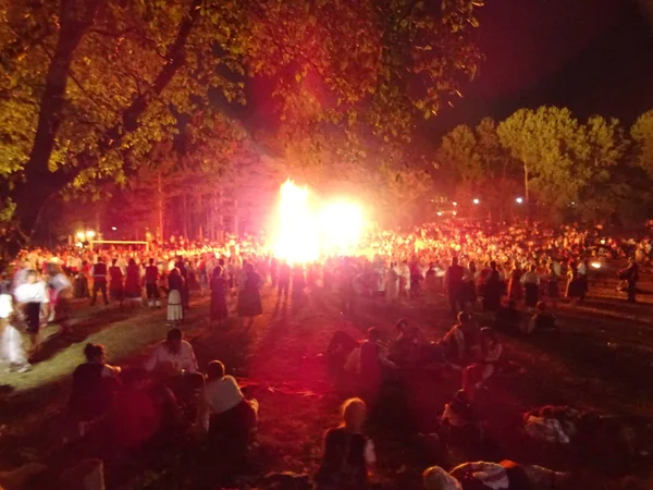 Gente Alrededor Del Fuego Festival Disfraces Populares Zheravna Bul — Foto de Stock