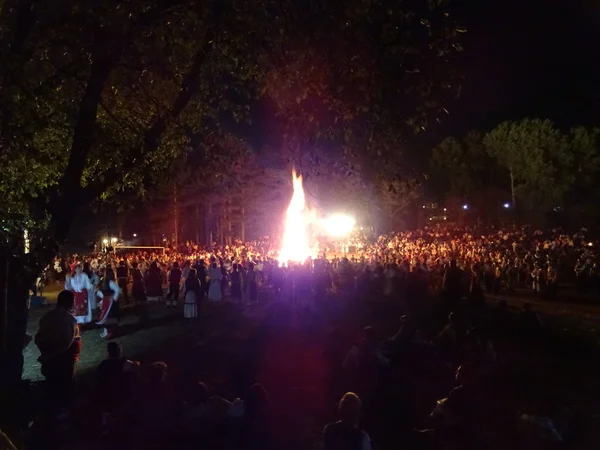 Mensen Rond Vuur Het Festival Van Folk Kostuum Zheravna Bul — Stockfoto