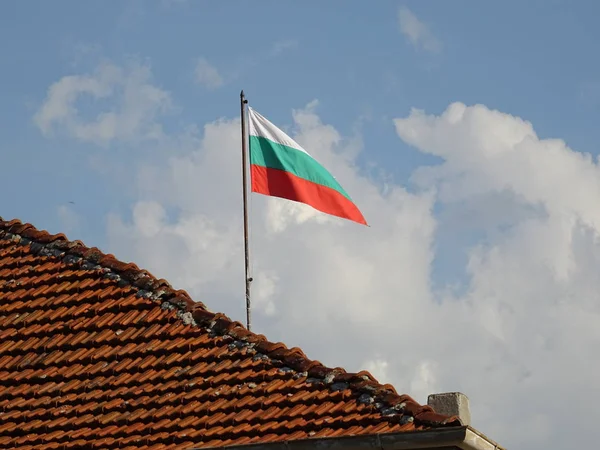 Kiremit Çatı Bulgar Ulusal Bayrağını — Stok fotoğraf