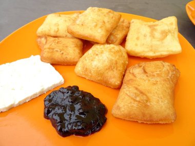 Beyaz peynir ve reçel ile Bulgar Mekitsa Kahvaltı