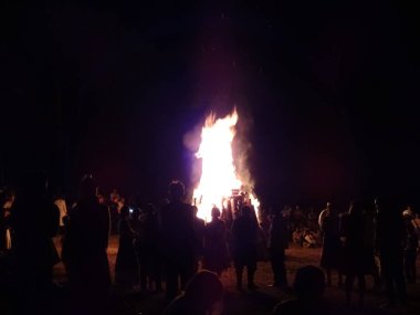 Zheravna, Bul halk kostüm Festival ateşi etrafında insanlar
