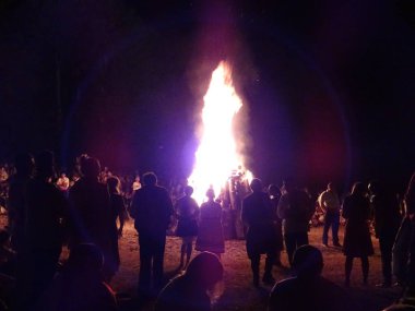 Zheravna, Bul halk kostüm Festival ateşi etrafında insanlar
