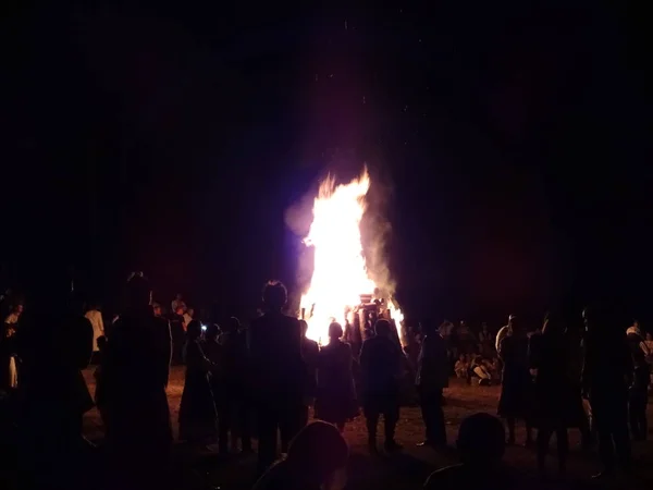 Lidé Kolem Ohně Festivalu Kroj Zheravna Bul — Stock fotografie