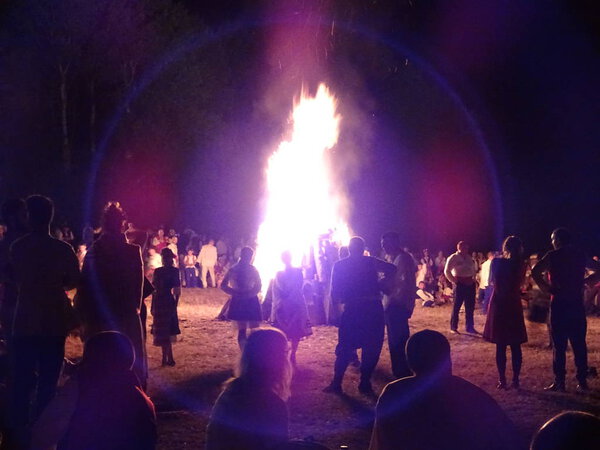 Люди вокруг костра на фестивале народного костюма в Жеравне, Буль
