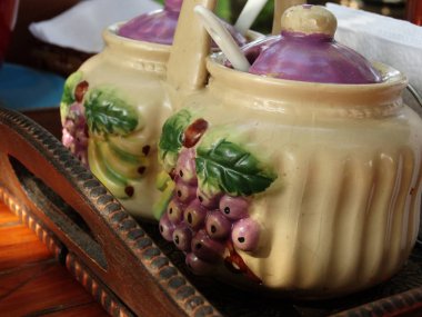 Üzüm süslemeleri ile renkli seramik kavanoz