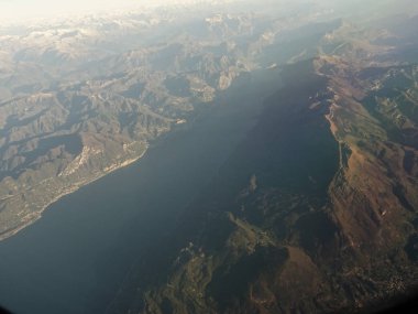 Dağ ve nehir manzaralı uçak üzerinden