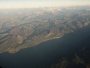 Dağ ve nehir manzaralı uçak üzerinden