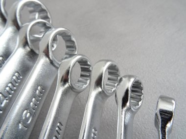 Gri arka plandaki Anahtarlar Kümesi