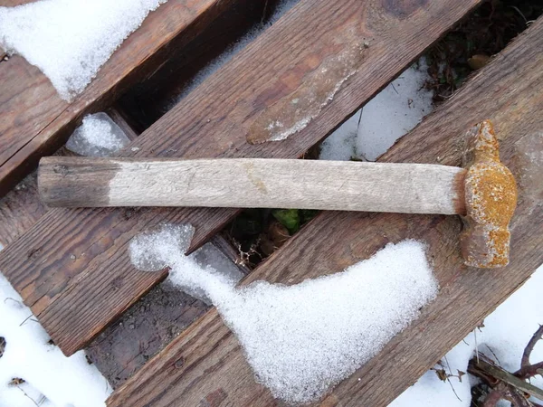 Rusty Hammare Vintage Trä Bakgrund Täckt Med Snö — Stockfoto