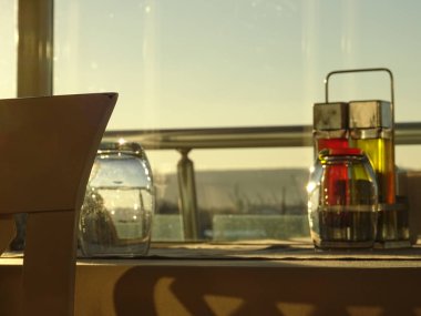 Zeytinyağı ve sirke şişe bir restoran tablo