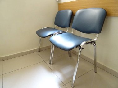 Bekleme odası mavi sandalye ile