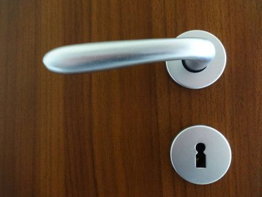 Ahşap kapı kolu ve bir anahtar deliği