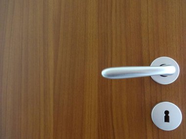 Ahşap kapı kolu ve bir anahtar deliği