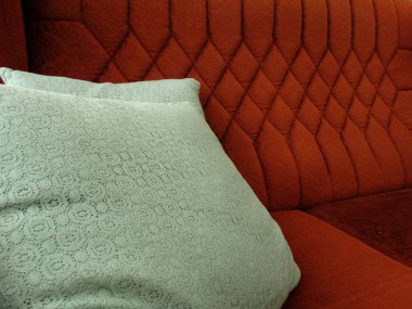 Yeşil yastık ile koyu kahverengi kanepe