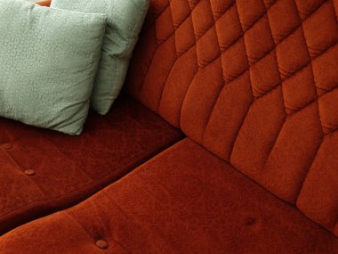 Yeşil yastık ile koyu kahverengi kanepe