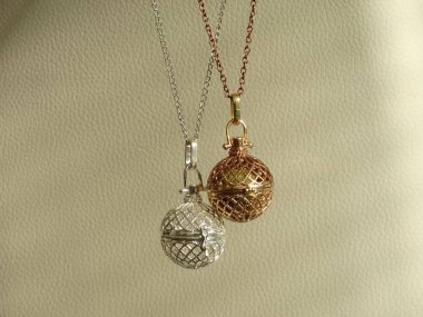 Gümüş ve altın kafes Kolyeler asılı