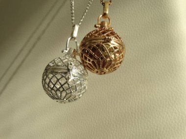 Gümüş ve altın kafes Kolyeler asılı