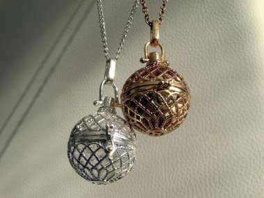 Gümüş ve altın kafes Kolyeler asılı