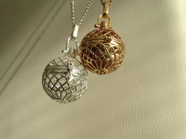 Gümüş ve altın kafes Kolyeler asılı