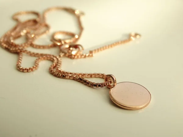 Délicat Collier Rose Avec Pendentif Rond — Photo